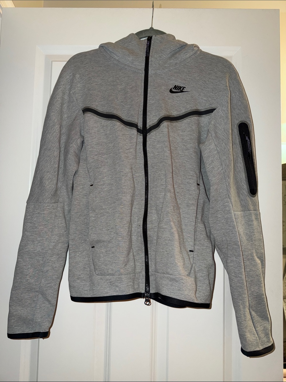 Nike Men’s Light Gray Full-Zip Hooded Performance Jacket